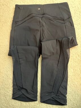 Women’s Vintage Lululemon Black Cropped Leggings with mesh cut outs